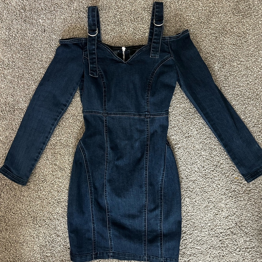 𝒪𝒻𝒻 𝓉𝒽ℯ 𝓈𝒽ℴ𝓊𝓁𝒹ℯ𝓇 𝒹ℯ𝓃𝒾𝓂 𝓏𝒾𝓅 𝓊𝓅 𝒹𝓇ℯ𝓈𝓈.